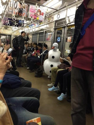 Illustration for article titled Olaf from Frozen Hanging Out in Tokyo